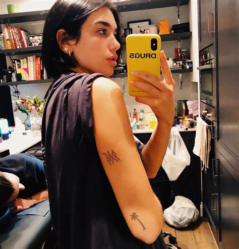 tatuajes dua lipa|Estos son los tatuajes de Dua Lipa y el significado de。